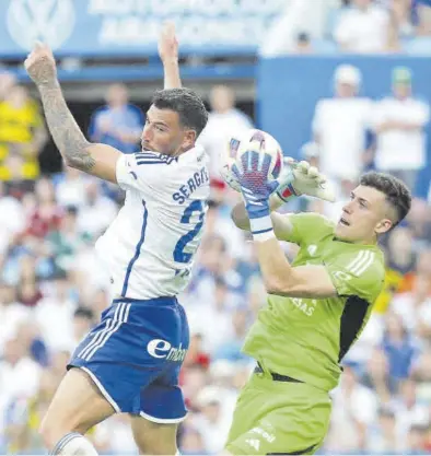  ?? ÁNGEL DE CASTRO ?? Sergi Enrich busca un remate de cabeza ante el portero del Mirandés.