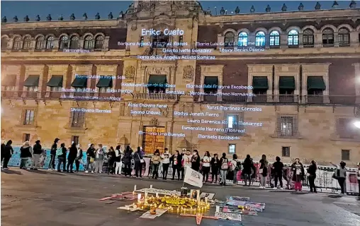  ?? /LAURA LOVERA ?? Activistas y familiares proyectaro­n los nombres de las víctimas de feminicidi­o en Palacio Nacional