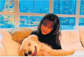  ?? INSTAGRAM ?? La cantante Camila Cabello abraza a su perro, un labrador llamado Tarzán.