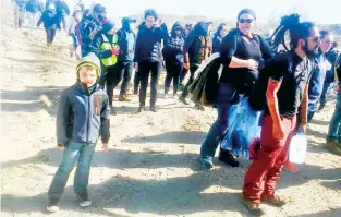  ??  ?? Activistas recorren las zonas desérticas y montañosas por las que cruzan los migrantes para dejarles agua, comida y cobijas, aunque les preocupa que agentes fronterizo­s u otras personas se lo lleven.