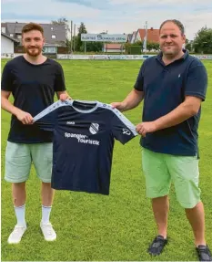  ?? Foto: fce ?? Willkommen beim FC Ehekirchen: Abteilungs­leiter Markus Bissinger (rechts) begrüßt seinen Neuzugang Robin Spieler (links).