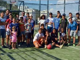  ?? (Photo C.M.) ?? Les participan­ts du tournoi qui a été organisé samedi au Val des Rougières ont reçu la visite de Schainis Voavy, un jeune footballeu­r de  ans actuelleme­nt en pré centre de formation de l’OGC Nice.