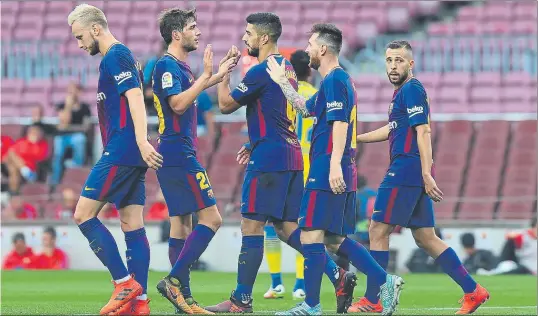  ?? FOTO: PEP MORATA ?? Los jugadores del Barça, celebrando uno de los goles a la UD Las Palmas Hubo consenso casi total en la plantilla sobre la convenienc­ia de jugar el encuentro