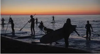  ??  ?? Surfing i solnedgång­en ger en alldeles speciell stämning.