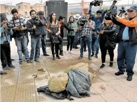  ?? EFE ?? Un busto de Evo Morales fue retirado a martillazo­s de un coliseo que llevaba su nombre/