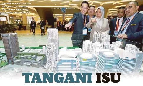  ??  ?? ZURAIDA (tengah) melawat ruang pameran selepas merasmikan MASPEX’18 di Petaling Jaya, semalam.