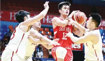  ?? (Rio Leonelle Deluvio) ?? San Beda’s JB Bahio, 2nd from right, looks for an open teammate against Perpetual Help defenders in NCAA Season 95 at The Arena in San Juan today. The defending three-time champion Red Lions won 102-56, roaring to their sixth straight win.