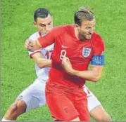  ?? AFP ?? ▪ Tunisia's Ellyes Skhiri (L) tackles England captain Harry Kane.