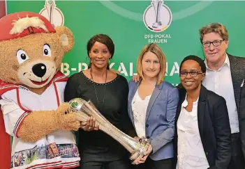  ?? FOTO: STEPHAN EPPINGER ?? Die Kölner Sportbotsc­hafter Liz Baffoe, Sonja Fuss, Shary Reeves und Toni Schumacher mit Maskottche­n Trops und dem Fußball-Pokal der Frauen.