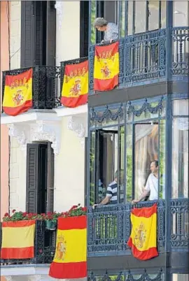  ?? MIGUEL RIOPA / AFP ?? Balcons del centre de Madrid engalanats amb banderes espanyoles