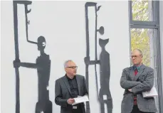  ?? FOTO: VERA ROMEU ?? Galerist Werner Wohlhüter (links) und Felix Droese eröffnen die Ausstellun­g in der Thalheimer Galerie.