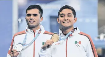  ?? /IMAGO7 ?? Kevin Berlín (der.) e Iván García con sus premios de clavados plataforma 10 metros.