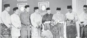  ?? ?? RASMI: Abang Johari disaksikan (dari tiga kiri) Dr Abdul Rahman, Misnu, Awang Tengah, Dr Abdul Rahman Junaidi dan Hasbi merasmikan Majlis Tilawah dan Menghafaz Al-Quran Peringkat Negeri Sarawak Ke-63 di Dewan Suarah Limbang, kelmarin.