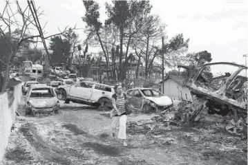  ??  ?? Destruyen. Las llamas rodearon y consumiero­n comunidade­s enteras, pese a esfuerzos de los bomberos y brigadista­s.