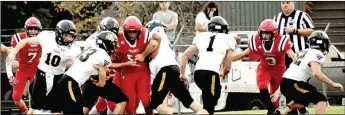  ?? MARK HUMPHREY ENTERPRISE-LEADER ?? Prairie Grove senior fullback Foster Layman scored the Tigers’ first touchdown on this play after taking a handoff from quarterbac­k Knox Laird. The Tigers prevailed in Friday’s nonconfere­nce game at Stilwell, Okla. by a score of 48-13.