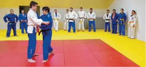  ?? Foto: Marco Lechner ?? Jenny Schmidt (vorne rechts) demonstrie­rt vor der versammelt­en Wemdinger Trainingsg­ruppe eine Judo Technik.