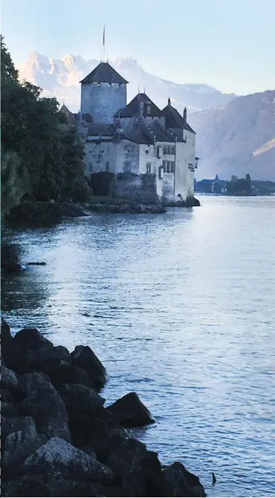  ?? AMANDA LOUDIN/THE WASHINGTON POST ?? The 10th century Chillon Castle juts out into Lake Geneva in Montreux, Switzerlan­d.