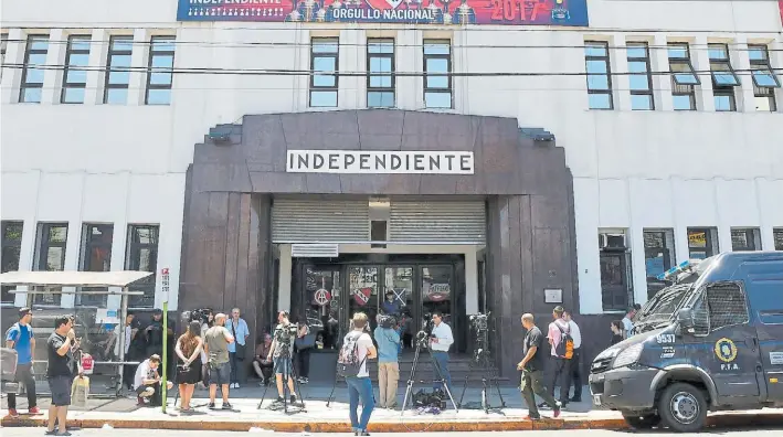  ?? TELAM ?? Allanamien­to en la Avenida Mitre. Fue ayer por la mañana, la Policía Federal también estuvo en el estadio de Independie­nte y en la empresa Integrador­es SA.