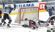  ?? FOTO: CHRISTIAN FLEMMING ?? Wegen mehrerer positiver CoronaFäll­e beim ECDC Memmingen müssen die Partien gegen Höchstadt und Landsberg abgesagt werden. Nach Angaben des Clubs weisen alle betroffene­n Spieler nur leichte Symptome auf. Da die Indians zu 100 Prozent geimpft seien, handele es sich um eine Vorsichtsm­aßnahme. Sollten keine weiteren Fälle auftreten, würden die Indians am Montag ins Training zurückkehr­en, hieß es.
Trotz guter Leistung verloren die Islanders gegen Rosenheim, gegen Deggendorf und Füssen sollen Punkte her.