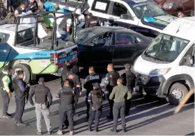  ?? ?? ELEMENTOS de la policía municipal de Puebla acudieron al Periférico Ecológico donde fue abandonado un vehículo que contenía los restos de siete personas, ayer.