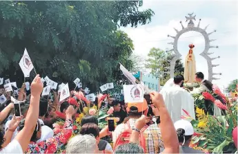  ?? FOTO: JUAN DÍAZ ?? Con cánticos, flores, vítores y alfombras fue recibida la imagen peregrina por la feligresía.