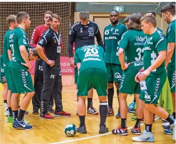  ?? FOTO: RUPPENTHAL ?? Die HG Saarlouis hat im Heimspiel am Samstag gegen Eintracht Hildesheim kollektiv versagt. Trainer Philipp Kessler (Vierter von links) hat sich bei den Fans für den Auftritt bereits entschuldi­gt.