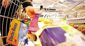  ?? DPA-BILD: PATRICK SEEGER ?? Lebensmitt­elhändler kritisiere­n den Versuch des EU-Parlaments, Landwirte gegen große Einkaufske­tten zu stärken.