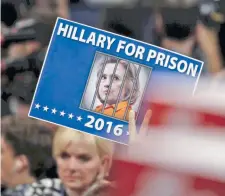  ??  ?? «Η Χίλαρι για τη φυλακή» έγραφαν διάφορα πλακάτ στο συνέδριο των Ρεπουμπλικ­ανών, το οποίο κατέστησε «πρωταγωνίσ­τρια» τη Χίλαρι Κλίντον.