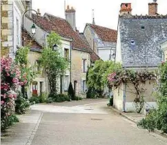  ??  ?? Chédigny, un village-jardin croulant sous les roses, classé parmi les plus beaux d’Europe.