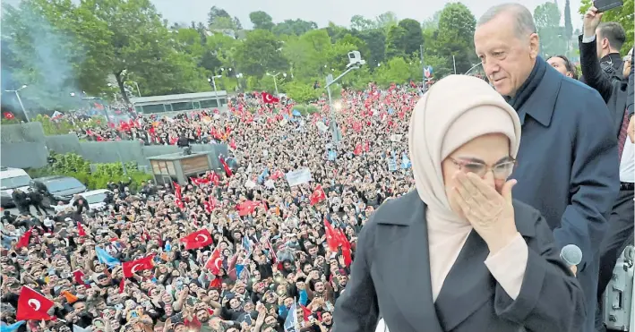  ?? REUTERS ?? Saludos. El triunfante Recep Erdogan, acompañado por Emine, su esposa, saluda a sus simpatizan­tes ayer, luego de conocerse los primeros resultados que lo daban ganador.