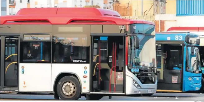  ?? VANESA LOBO ?? Uno de los autobuses de la marca Otokar de servicio de transporte público en las cocheras municipale­s.