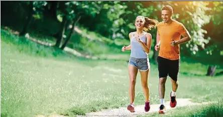  ??  ?? One doctor says that the optimal pace for jogging should let you sing and smile. — TNs