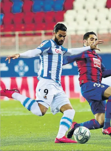  ?? FOTO: RS ?? Willian José arma su pierna derecha ante la oposición de Bigas, durante el derbi en el que marcó su gol 54 con la Real