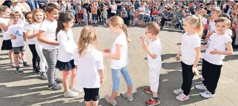  ?? RP-FOTO: J. KNAPPE ?? Die Kinder der Gemeinscha­ftsgrundsc­hule Rahser zeigten zwei Performanc­es zum Thema Schwarzwei­ß.