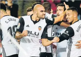  ?? FOTO: EFE ?? Zaza y sus compañeros, celebrando un gol. El Valencia trabaja para volver a Europa