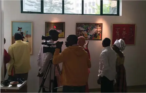  ??  ?? Viewers admiring Abidemi Demuren's artworks duirg his recent exhibition