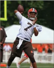  ?? TIM PHILLIS - THE NEWS-HERALD ?? Browns rookie Deshone Kizer throws a pass during Day 2 of training camp on July 28 in Berea.
