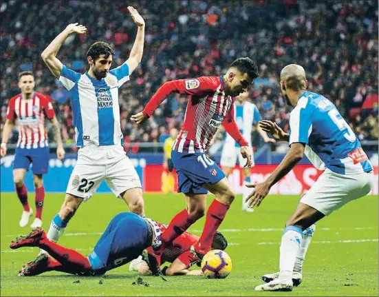  ?? JAVIER BARBANCHO / REUTERS ?? Koke cae ante Granero, que levanta los brazos intentando sin éxito que el árbitro no señale penalti