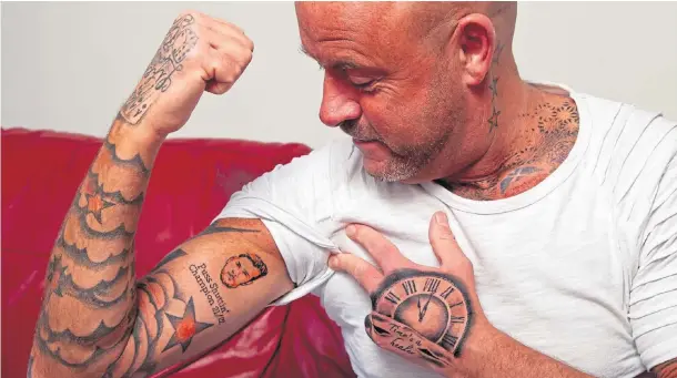  ?? ?? THEY INK IT’S ALL OVER: Malcolm shows off his tattoo of Dundee United boss Tam Courts after his favourites sealed a place in Europe next season.