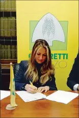  ??  ?? Il sindaco di Montevarch­i Silvia Chiassai Martini firma il protocollo d’intesa con Coldiretti