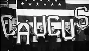  ??  ?? Attendees hold letters that read ‘CAUCUS’ during a campaign event in Coralville, Iowa. (Photo:EntornoInt­eligente)