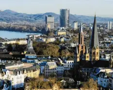  ?? Foto: Rainer Unkel, Imago Images ?? Das, was auch der Besucher von Bonn kennt: Blick auf die Stadt, den Rhein und das Siebengebi­rge.