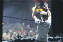 ??  ?? Impresivan pogled na publiku u transu preko ramena slavnog DJ-a Armina van Buurena