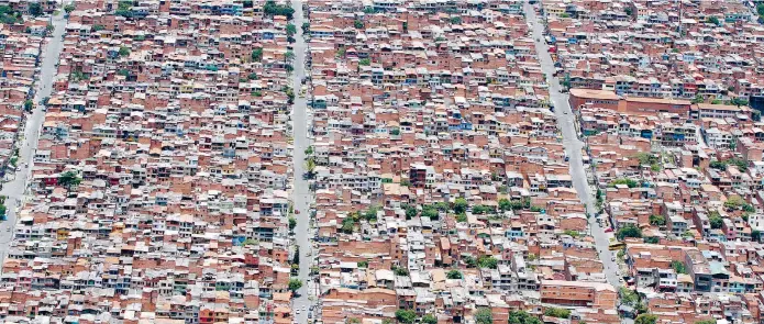  ?? FOTO DONALDO ZULUAGA ?? La emergencia ambiental que vive Medellín y el crecimient­o de la población requieren una urgente intervenci­ón con más zonas arborizada­s.