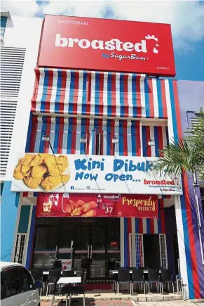  ??  ?? First outlet: The first ‘Broasted by SugarBun’ kiosk that opened in Gambang, Pahang in September last year. More kiosks will be opened in Sabah, Sarawak and Peninsular Malaysia