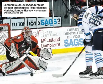  ?? PHOTO ROGER GAGNON, AGENCE QMI ?? Samuel Houde, des Sags, tente de déjouer en échappée le gardien des Huskies, Samuel Harvey.