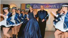  ?? Fotos: Lenuweit ?? Großer Auftritt für Gaudilonia-Prinzessin Stefanie Filser und Prinz Mario Henke. Dazu gab es beim Krönungsba­ll Unterhalts­ames zur Reiselust.