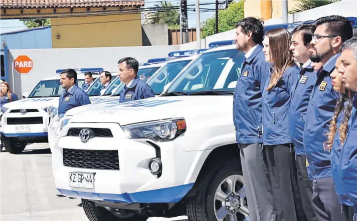  ??  ?? ► En Temuco se presentaro­n ayer 11 nuevos vehículos para la Policía de Investigac­iones en La Araucanía. A la ceremonia asistió el director general, Héctor Espinosa.