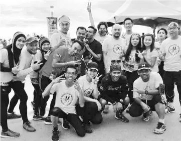  ??  ?? Members of Undergroun­d Petra Jaya Runners Club in a group photo during a recent event.