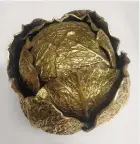  ??  ?? Pezzi unici. A SINISTRA: cavolo in bronzo dorato, Atena, 800 €.